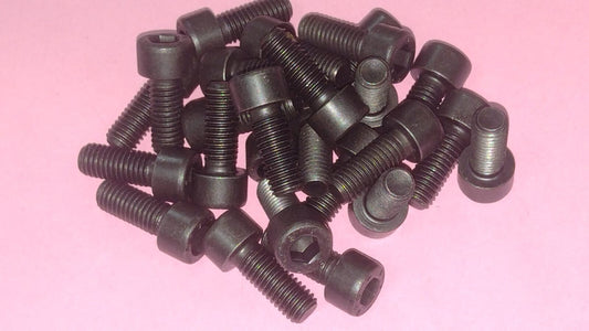 VITE A BRUGOLA PER FISSAGGIO IMPUGNATURA GAGGIA VECCHIO MODELLO FILETTO 8mm 28mm