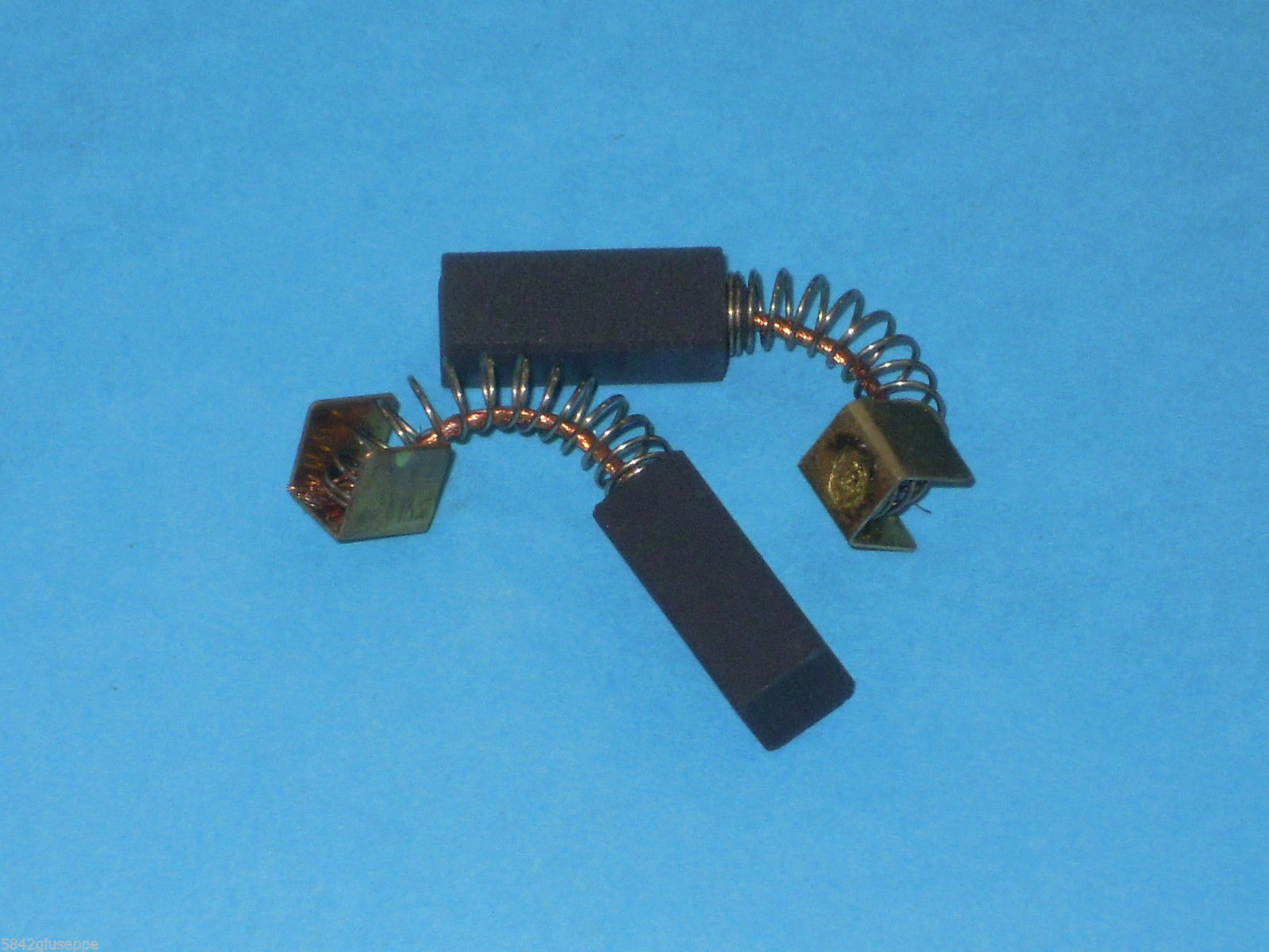 Ricambi 7: COPPIA SPAZZOLE MOTORE CARBONCINI 6,4x6,4x16mm 6_4_x_6_4_x_16.jpg