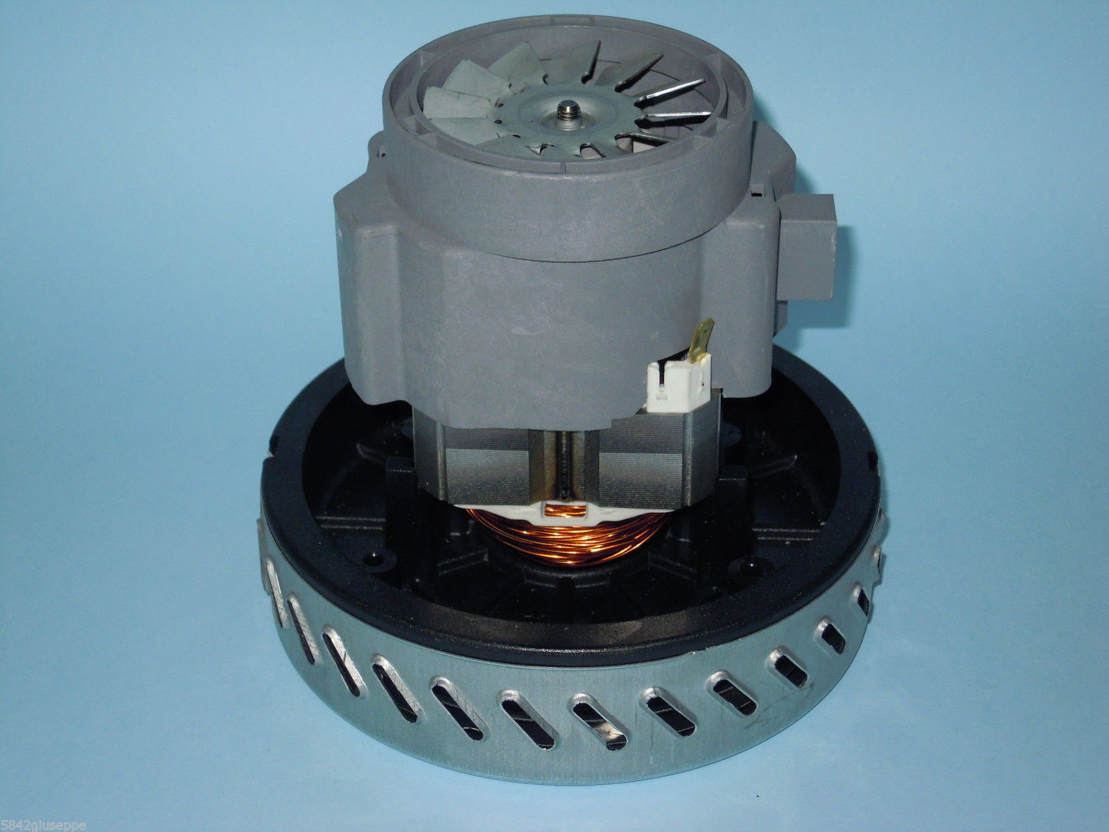 Ricambi 24: MOTORE ASPIRAPOLVERE 1000W 230V 50/60HZ H=13,7cm DIAMETRO 14,5cm ASPIRALIQUIDI motore_aspirapolvere_1000w_230v_50_60hz_h=137cm_diametro_145cm_aspiraliquidi.jpg